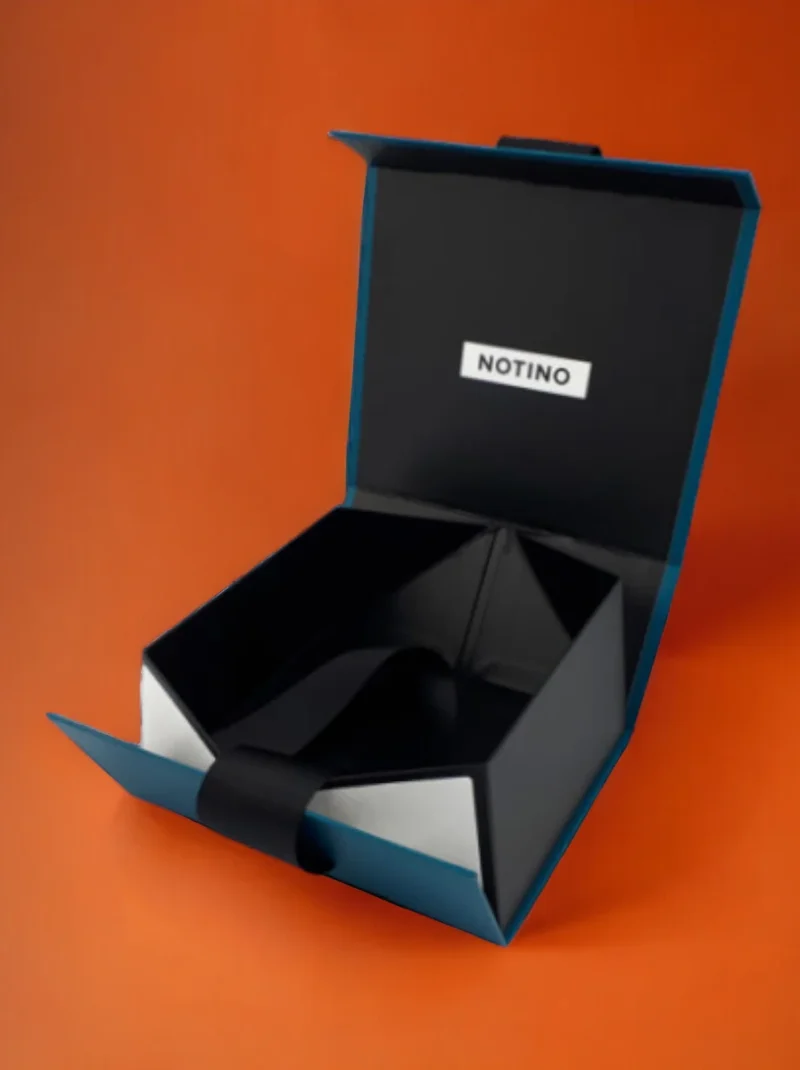 collapsible rigid boxes with magnetic closure